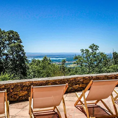 Stunning In With Wifi, 5 Bedrooms And Outdoor Swimming Pool