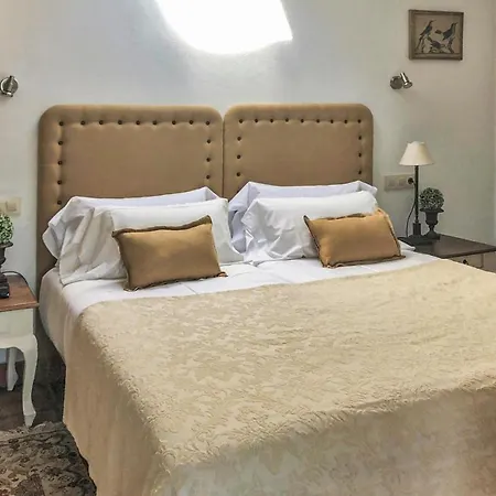 Stunning In With Wifi, 5 Bedrooms And Outdoor Swimming Pool